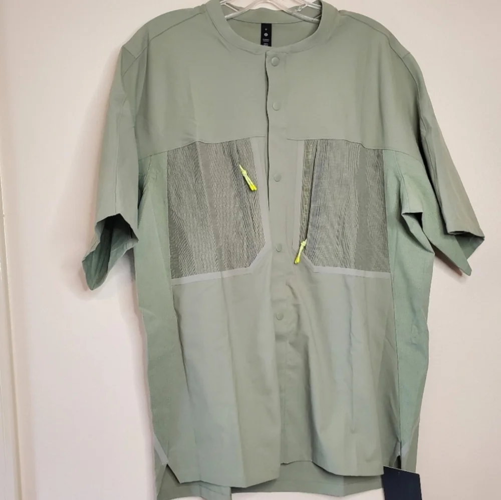 Lululemon Men's Water Repellent‎ HikiLululeng Short Sleeve Shirt Size Medium NWT